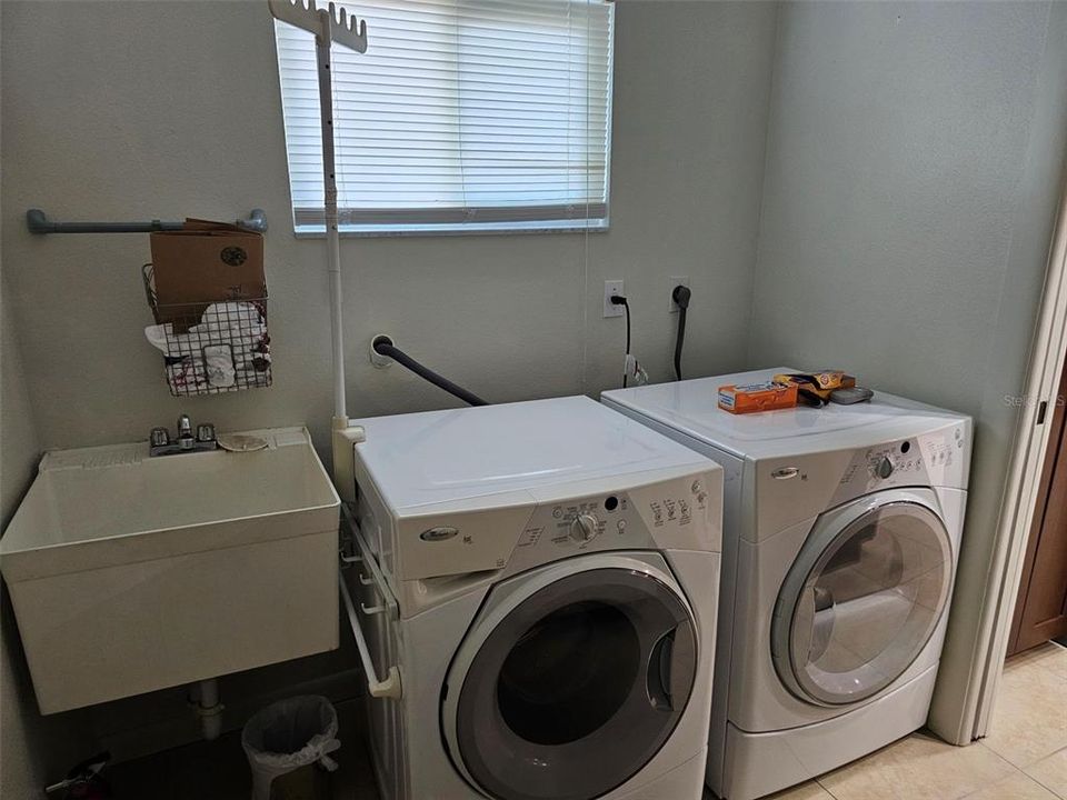 出租: $3,900 (3 贝兹, 2 浴室, 1823 平方英尺)