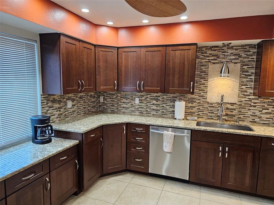 出租: $3,900 (3 贝兹, 2 浴室, 1823 平方英尺)