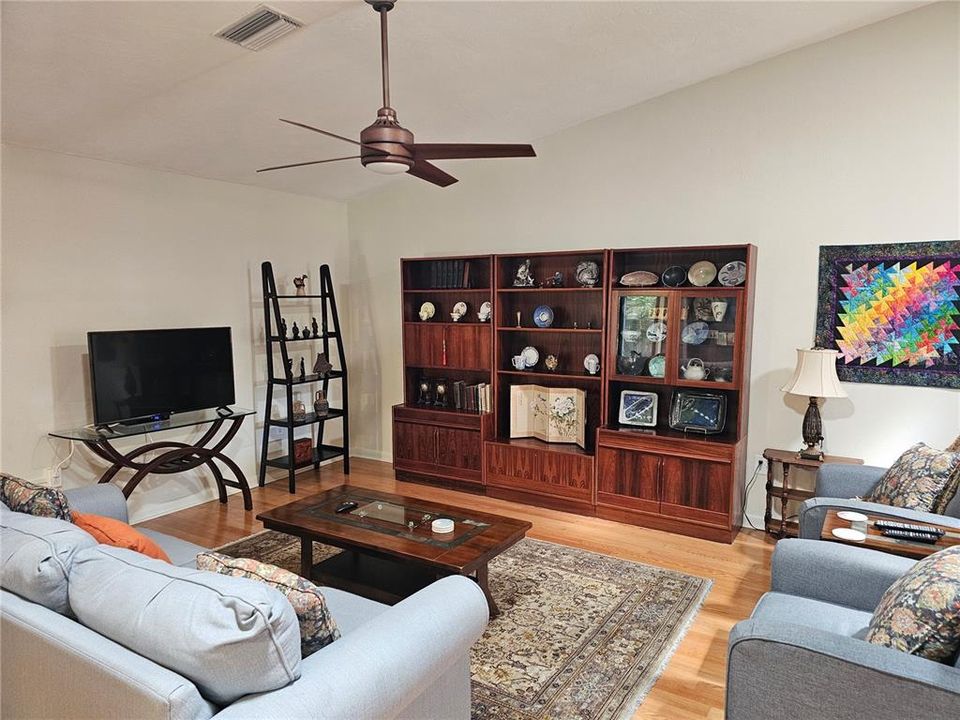 出租: $3,900 (3 贝兹, 2 浴室, 1823 平方英尺)