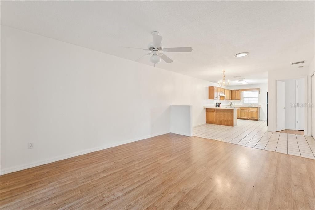 На продажу: $155,000 (2 спален, 2 ванн, 1040 Квадратных фут)