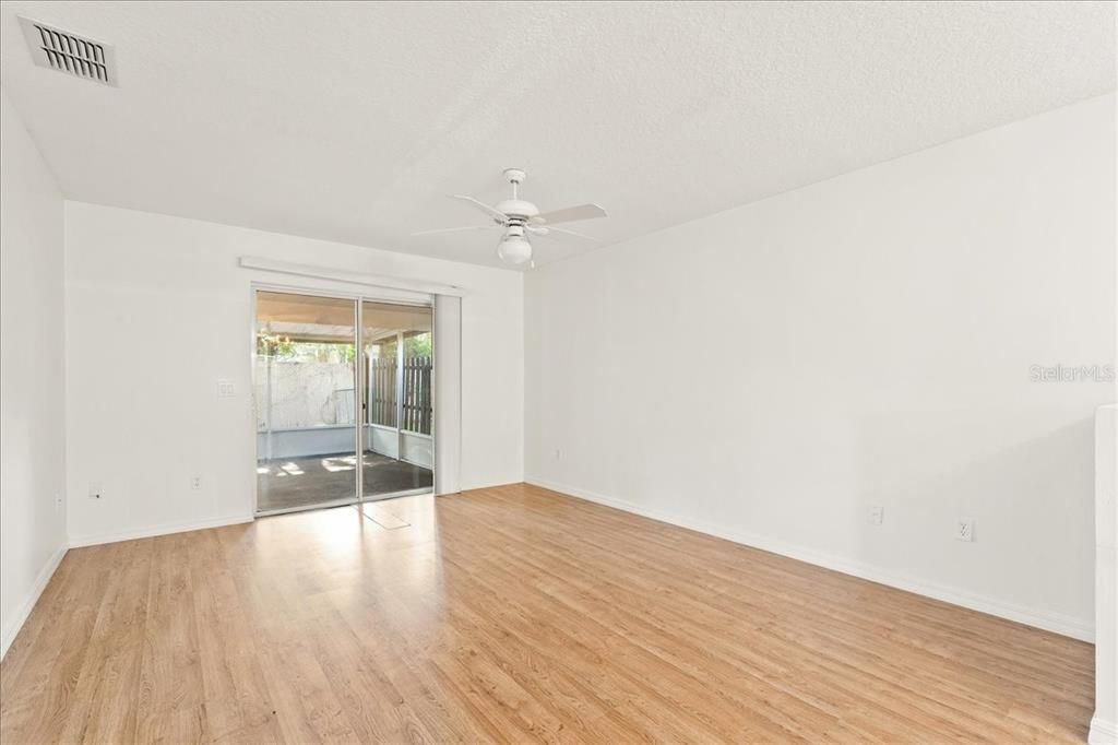 На продажу: $155,000 (2 спален, 2 ванн, 1040 Квадратных фут)