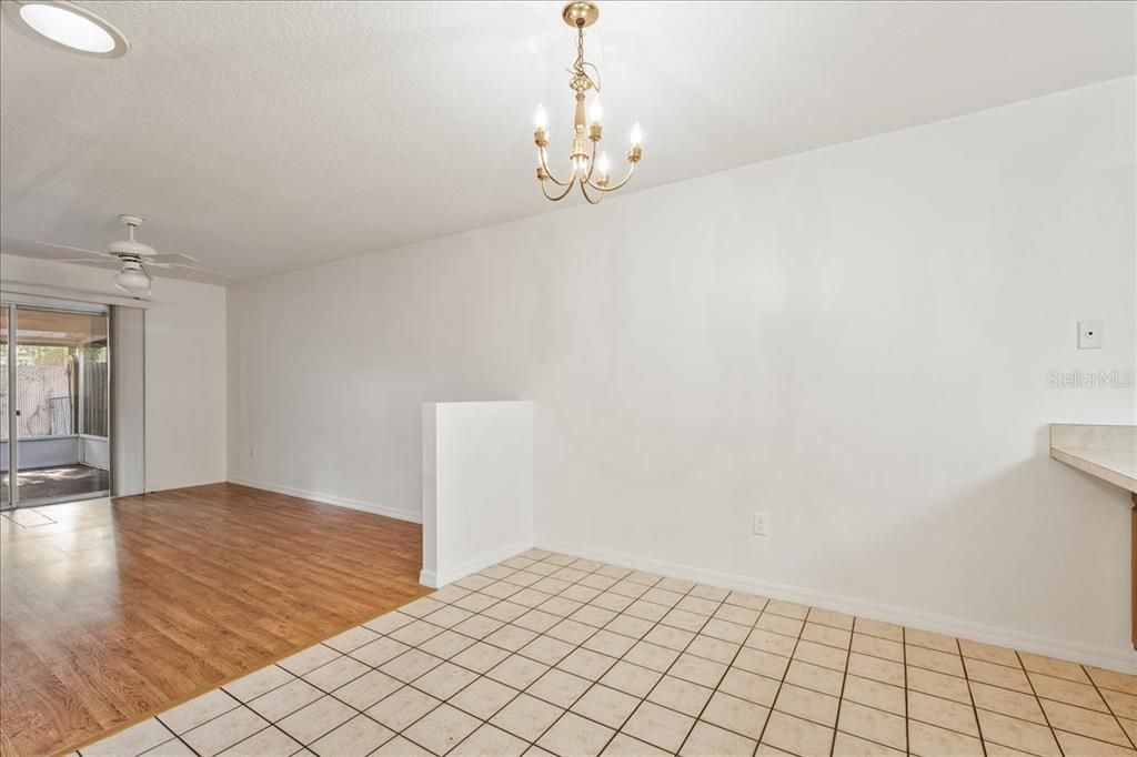 На продажу: $155,000 (2 спален, 2 ванн, 1040 Квадратных фут)