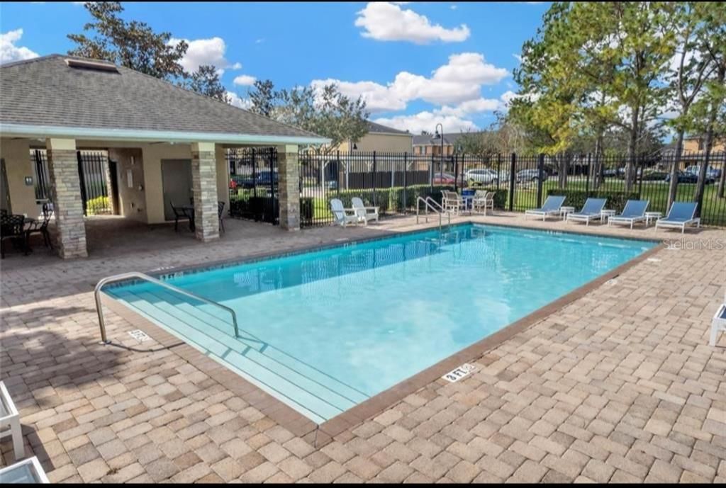 Activo con contrato: $329,900 (3 camas, 2 baños, 1404 Pies cuadrados)