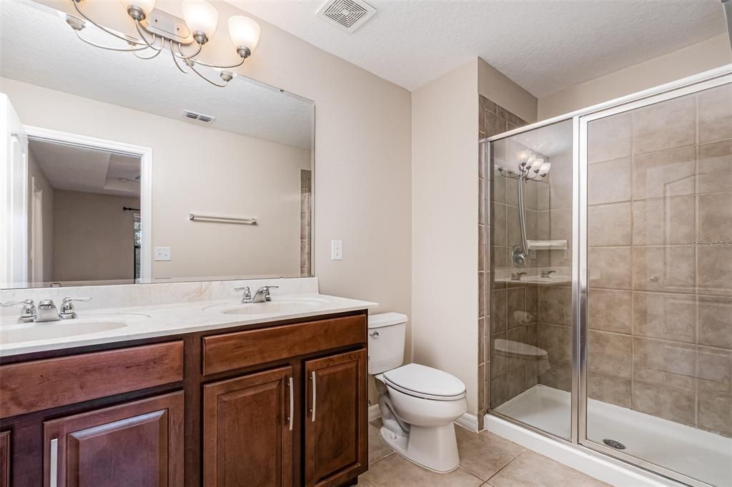 Activo con contrato: $329,900 (3 camas, 2 baños, 1404 Pies cuadrados)