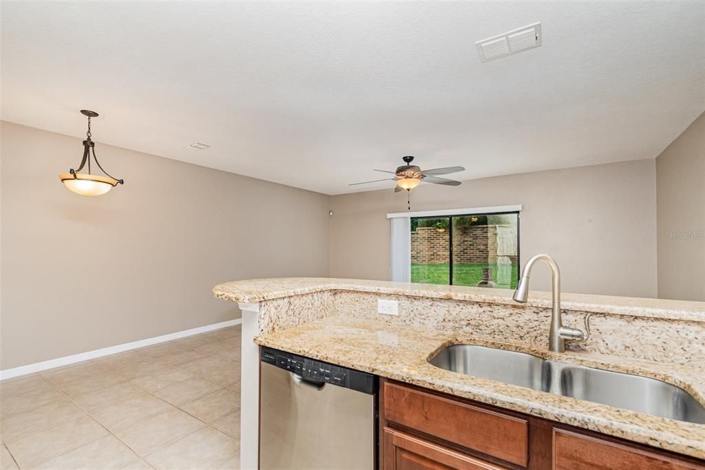 Activo con contrato: $329,900 (3 camas, 2 baños, 1404 Pies cuadrados)