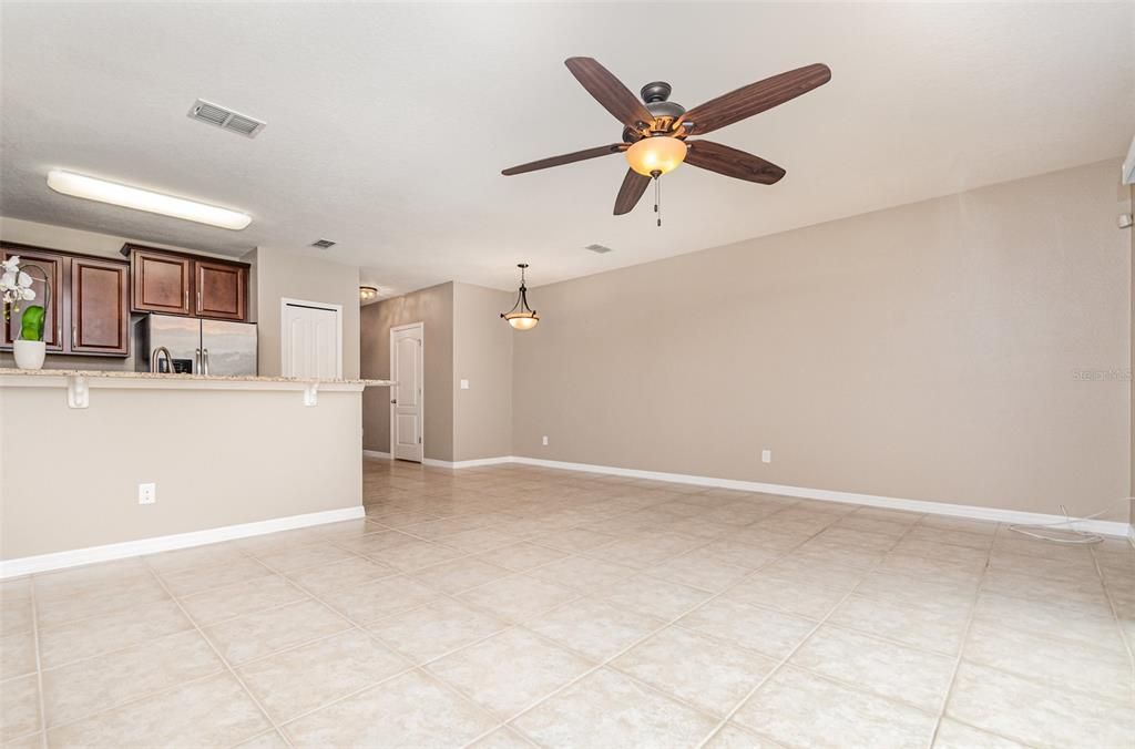 Activo con contrato: $329,900 (3 camas, 2 baños, 1404 Pies cuadrados)