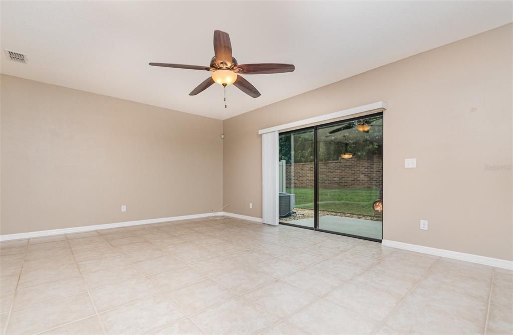 Activo con contrato: $329,900 (3 camas, 2 baños, 1404 Pies cuadrados)