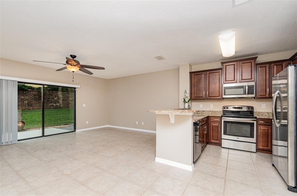 Activo con contrato: $329,900 (3 camas, 2 baños, 1404 Pies cuadrados)