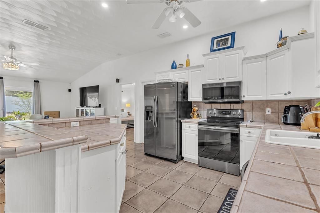 Active With Contract: $335,000 (3 beds, 2 baths, 1785 Square Feet)