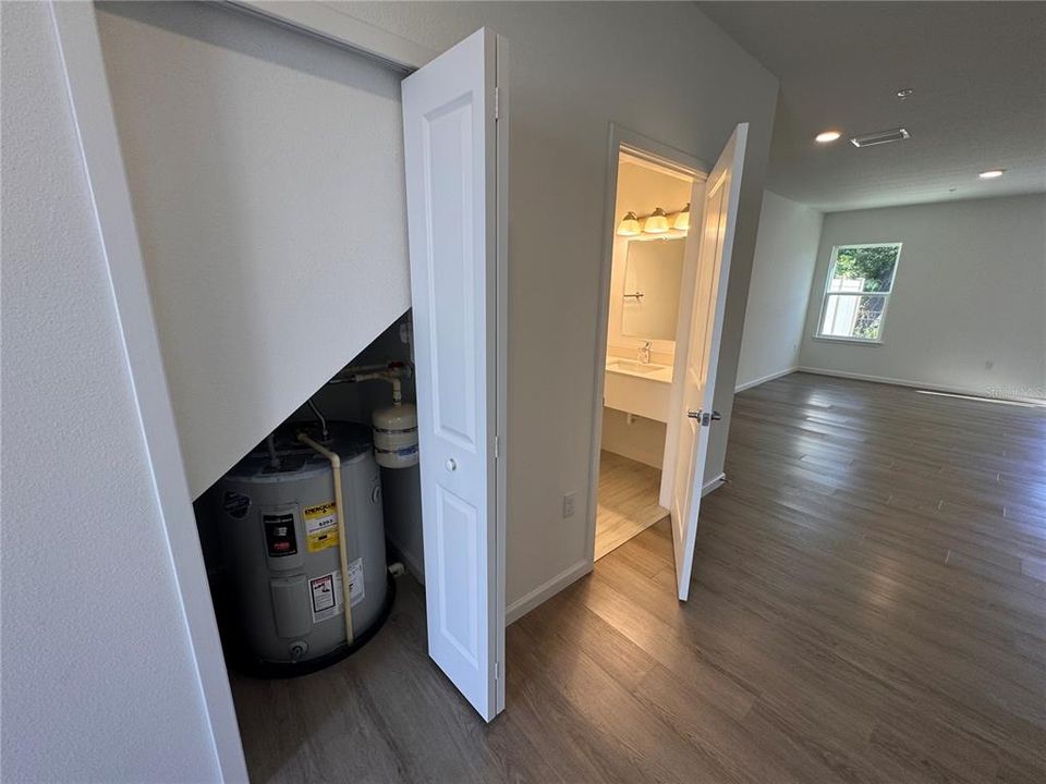 For Sale: $400,000 (3 beds, 2 baths, 1687 Square Feet)