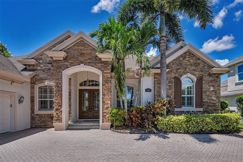 Activo con contrato: $925,000 (5 camas, 4 baños, 3948 Pies cuadrados)