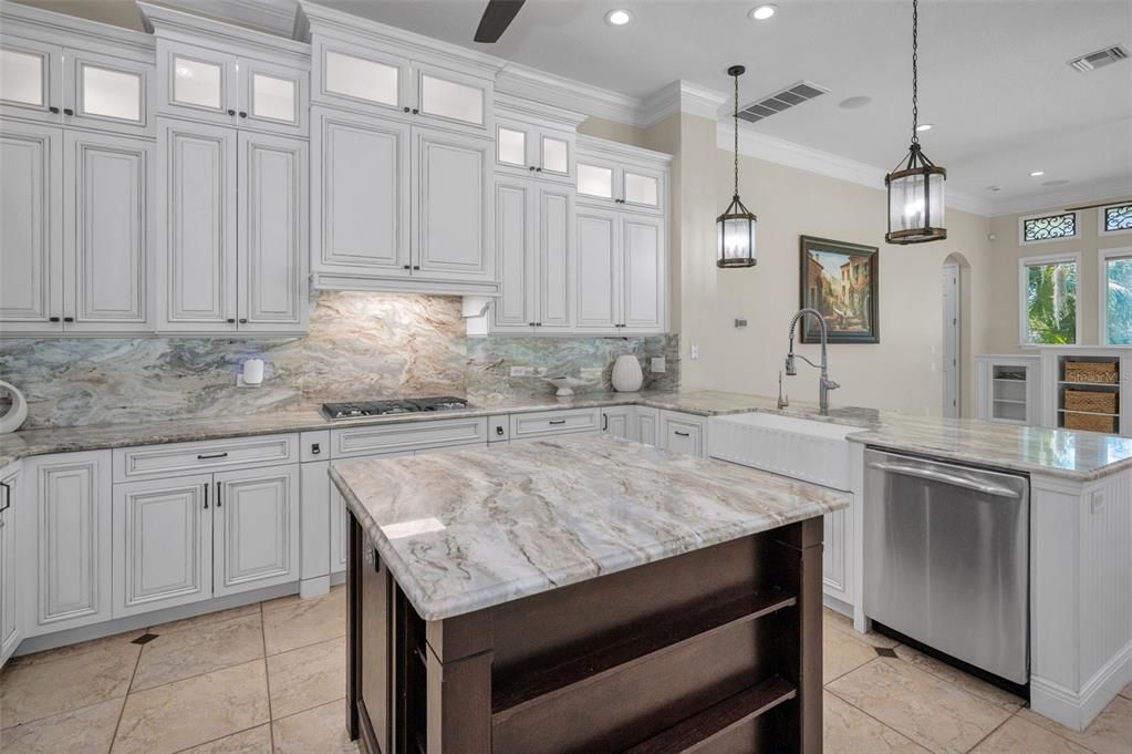 Activo con contrato: $925,000 (5 camas, 4 baños, 3948 Pies cuadrados)