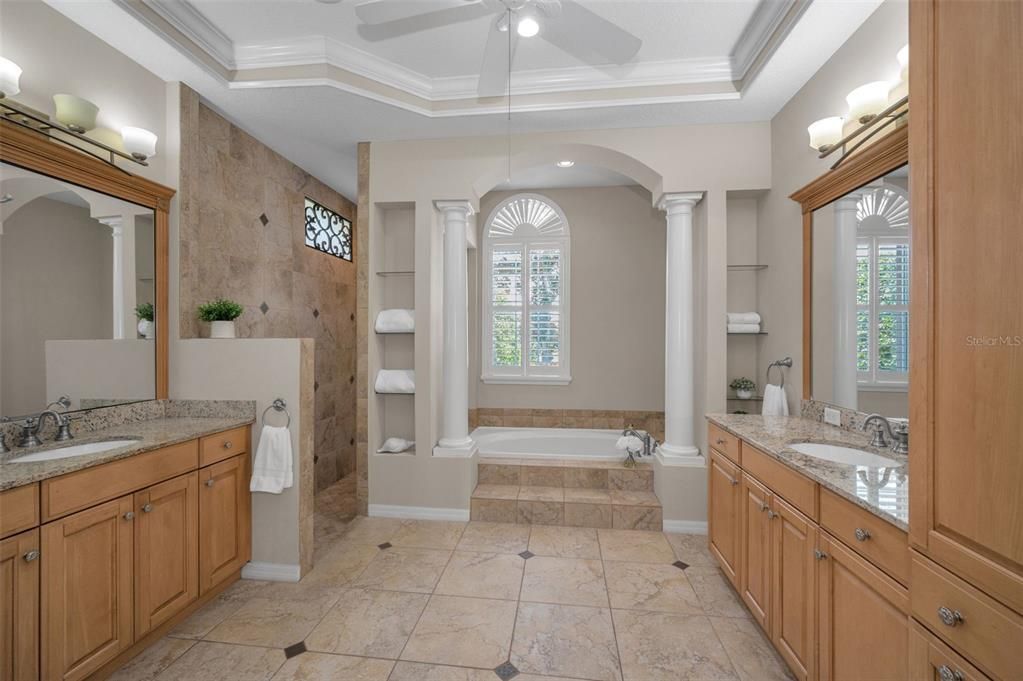 Activo con contrato: $925,000 (5 camas, 4 baños, 3948 Pies cuadrados)