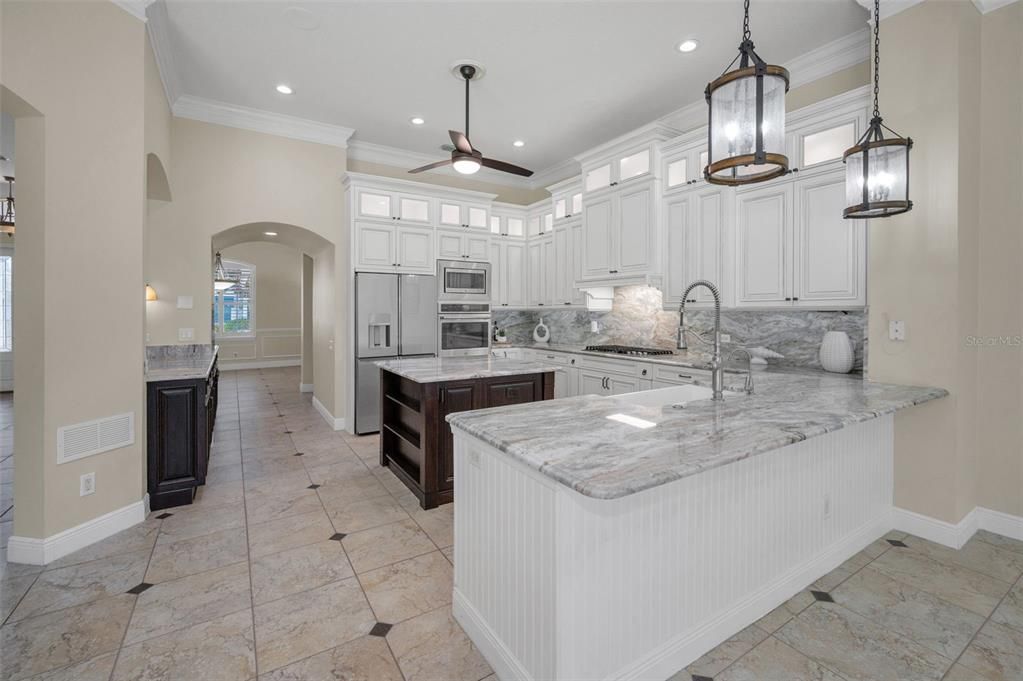 Activo con contrato: $925,000 (5 camas, 4 baños, 3948 Pies cuadrados)