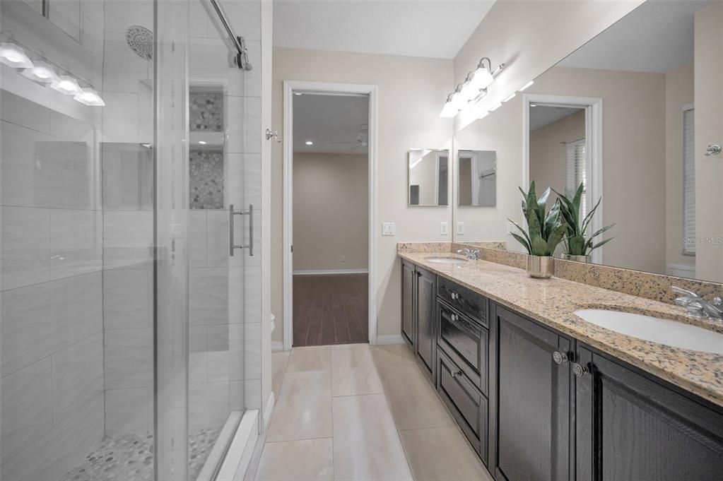 Activo con contrato: $925,000 (5 camas, 4 baños, 3948 Pies cuadrados)