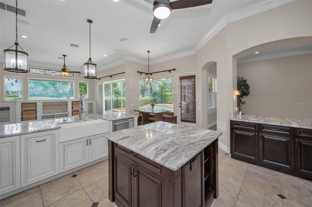 Activo con contrato: $925,000 (5 camas, 4 baños, 3948 Pies cuadrados)