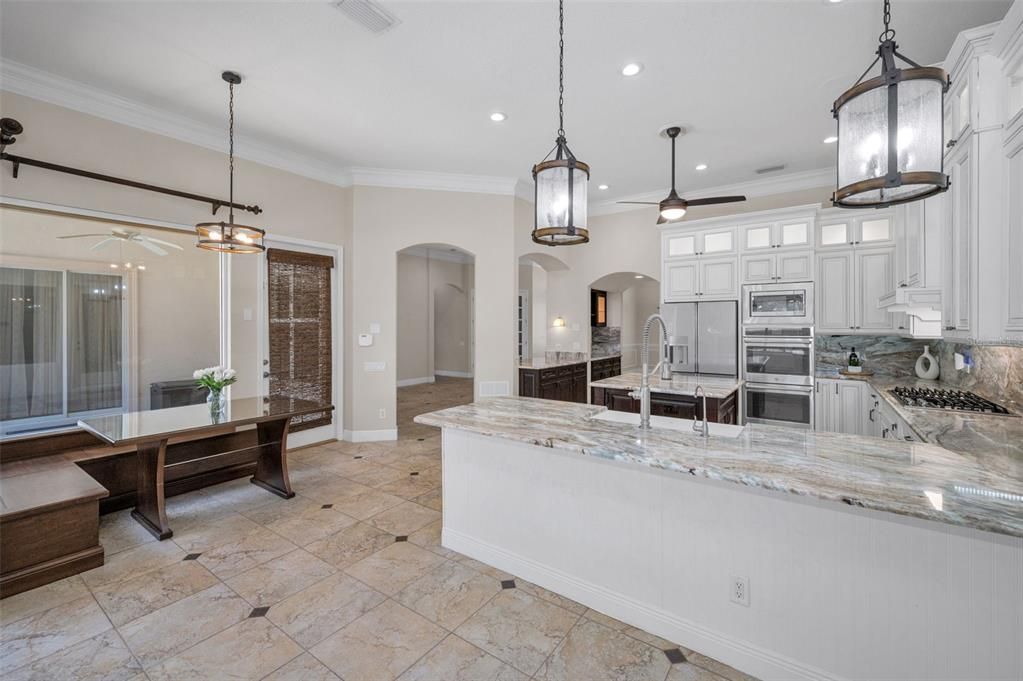 Activo con contrato: $925,000 (5 camas, 4 baños, 3948 Pies cuadrados)