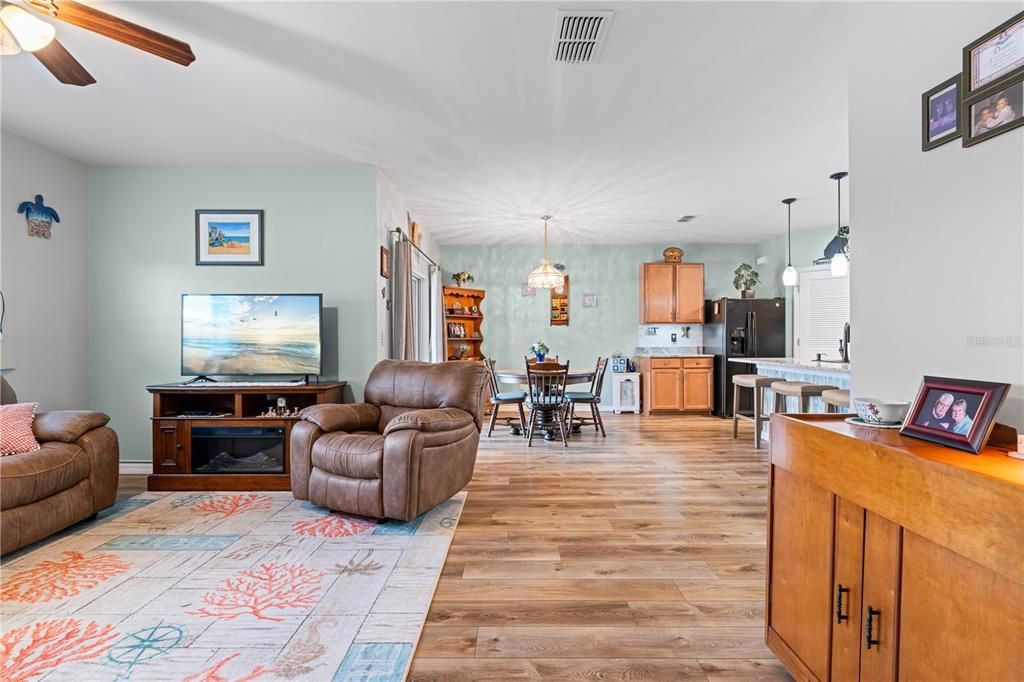 Active With Contract: $355,000 (4 beds, 2 baths, 1846 Square Feet)