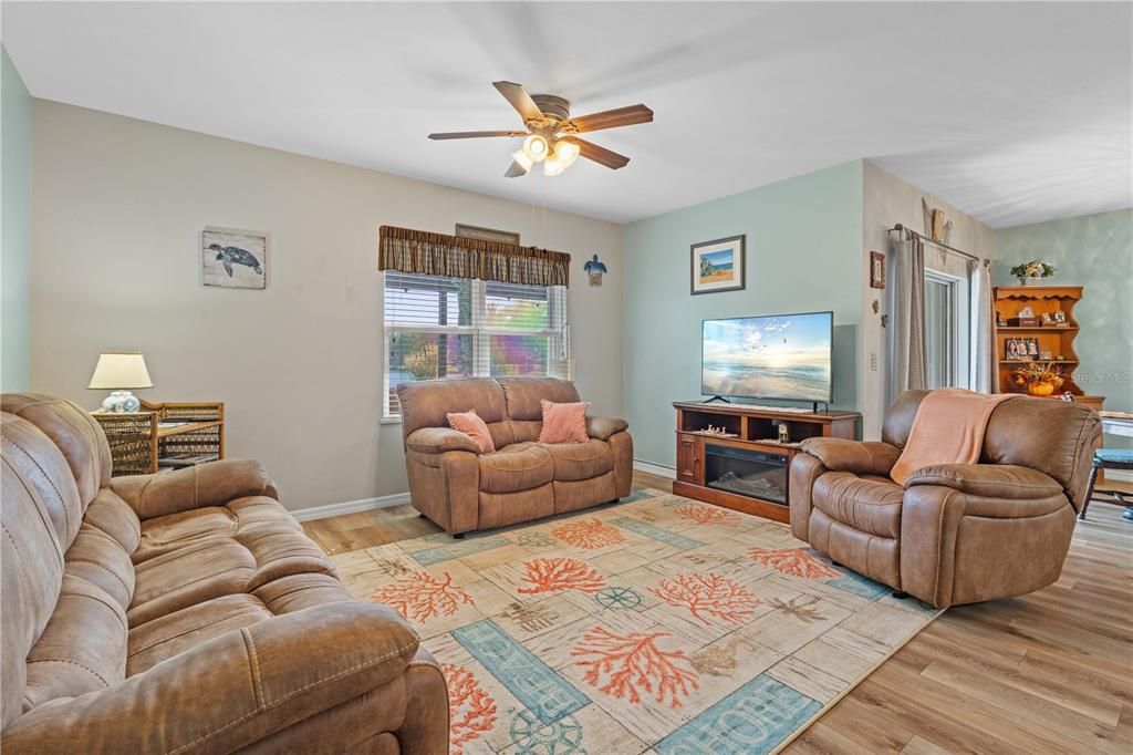 Active With Contract: $355,000 (4 beds, 2 baths, 1846 Square Feet)