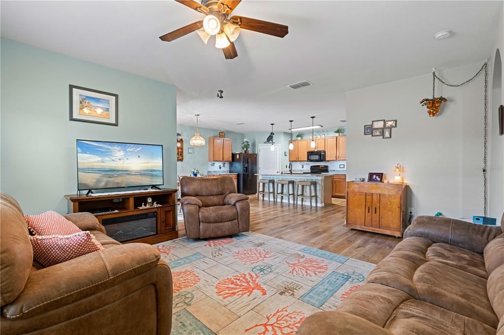 Active With Contract: $355,000 (4 beds, 2 baths, 1846 Square Feet)