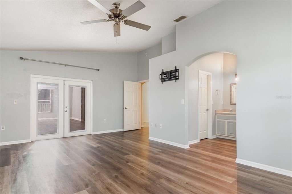 Active With Contract: $240,000 (3 beds, 3 baths, 1744 Square Feet)