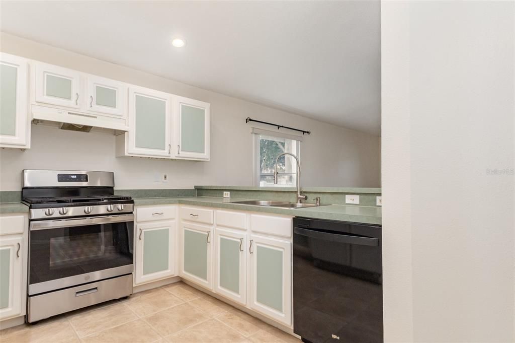 Active With Contract: $240,000 (3 beds, 3 baths, 1744 Square Feet)