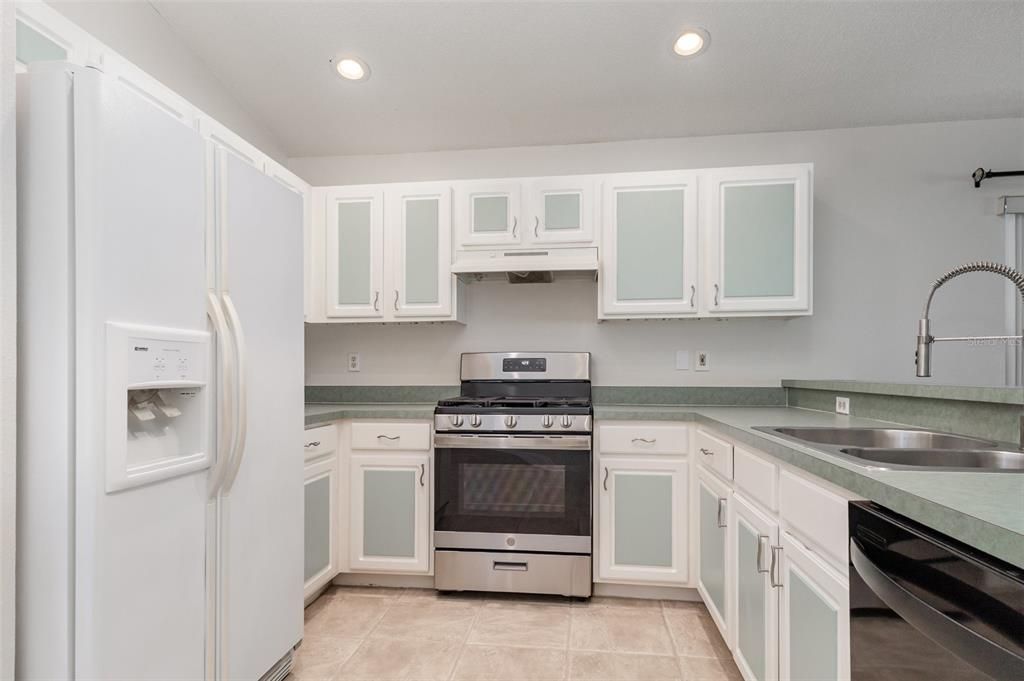 Active With Contract: $240,000 (3 beds, 3 baths, 1744 Square Feet)