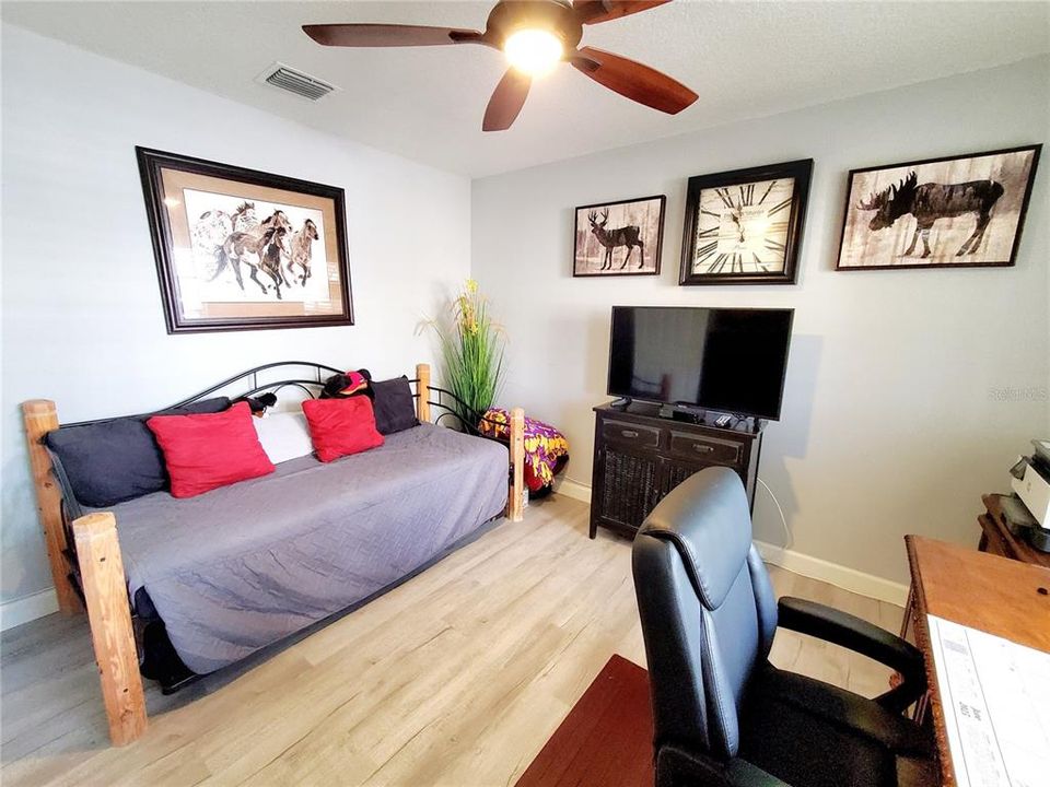 Activo con contrato: $129,900 (2 camas, 1 baños, 925 Pies cuadrados)