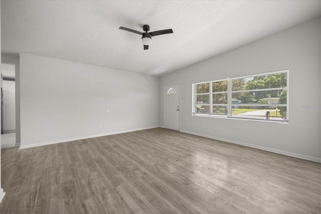 待售: $425,000 (4 贝兹, 2 浴室, 1627 平方英尺)