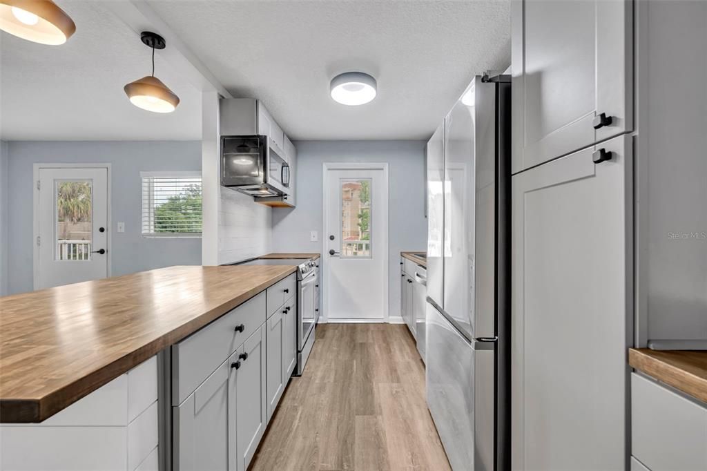 For Sale: $165,000 (1 beds, 1 baths, 644 Square Feet)