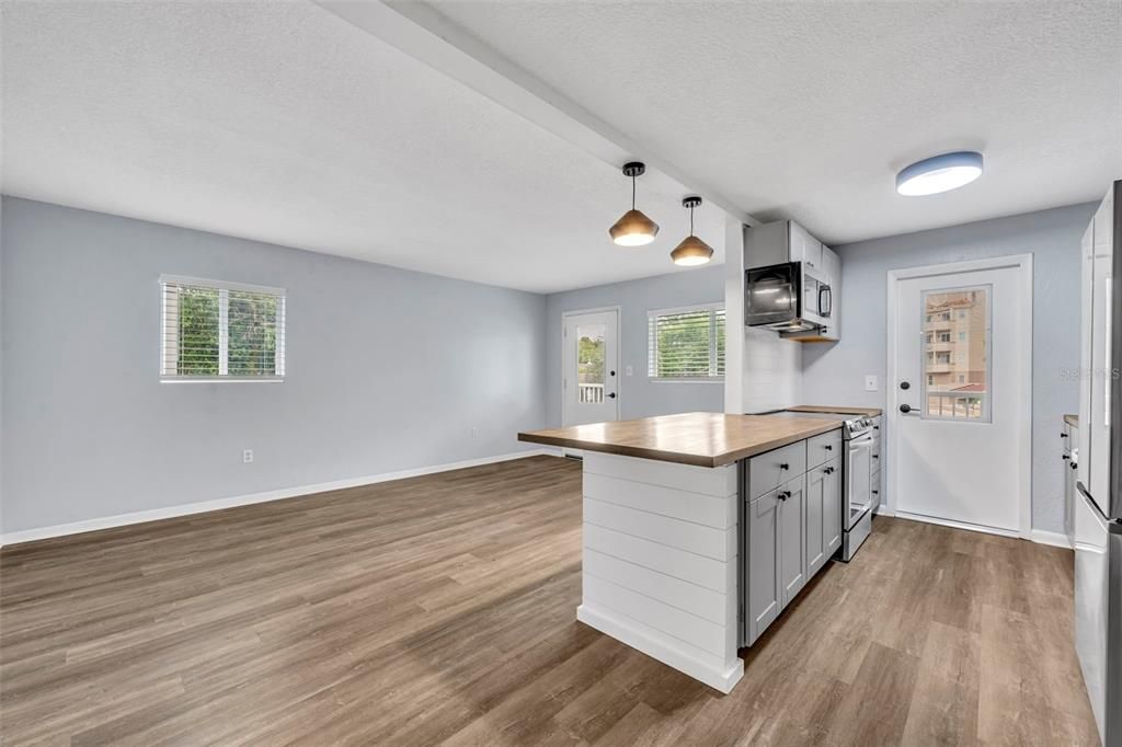 For Sale: $165,000 (1 beds, 1 baths, 644 Square Feet)