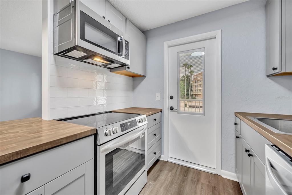 For Sale: $165,000 (1 beds, 1 baths, 644 Square Feet)