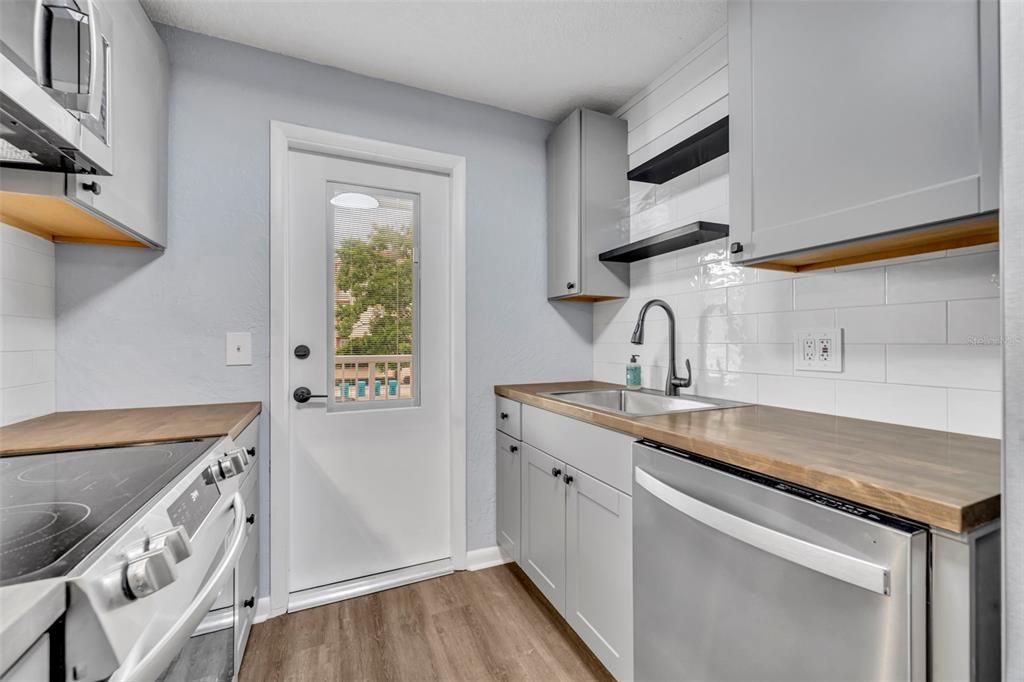 For Sale: $165,000 (1 beds, 1 baths, 644 Square Feet)