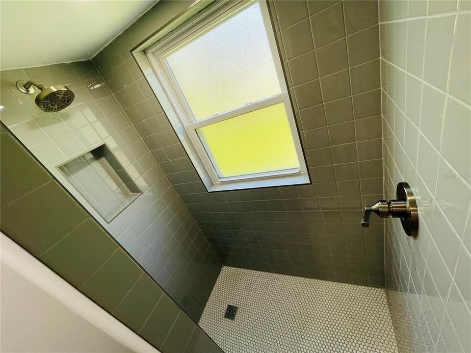 Activo con contrato: $329,000 (4 camas, 2 baños, 2152 Pies cuadrados)