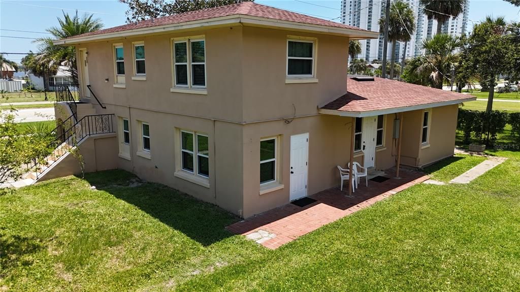 Activo con contrato: $329,000 (4 camas, 2 baños, 2152 Pies cuadrados)