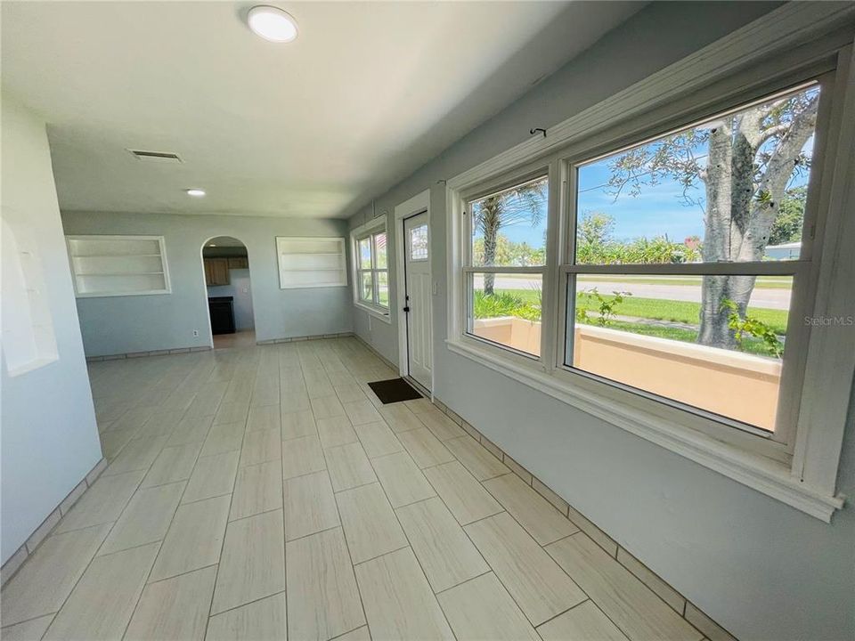 Activo con contrato: $329,000 (4 camas, 2 baños, 2152 Pies cuadrados)