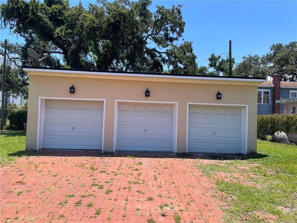 Activo con contrato: $329,000 (4 camas, 2 baños, 2152 Pies cuadrados)