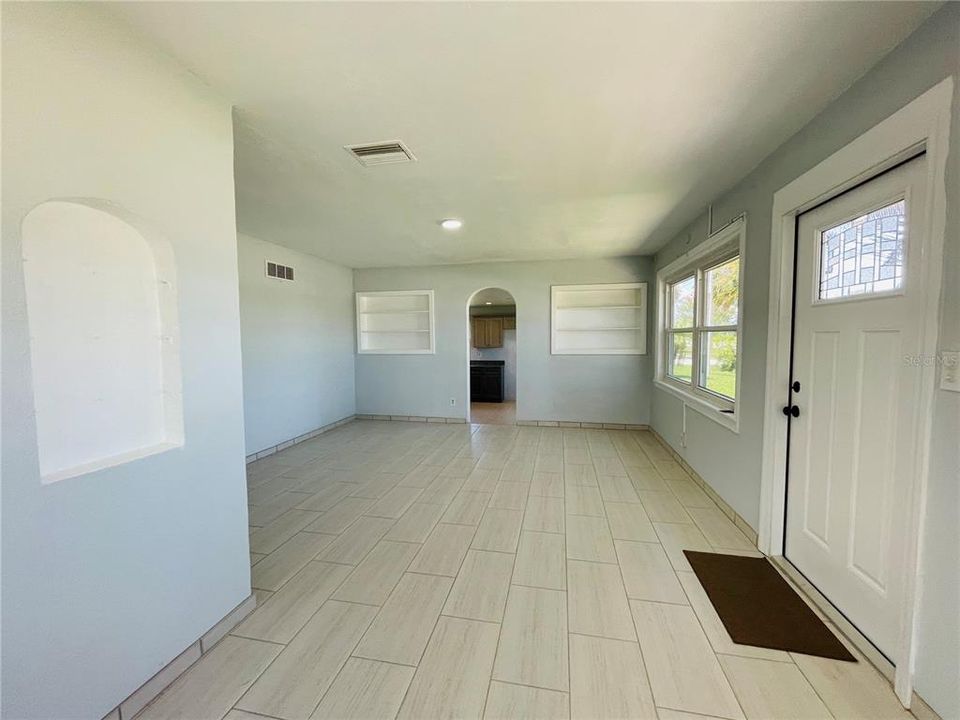 Activo con contrato: $329,000 (4 camas, 2 baños, 2152 Pies cuadrados)