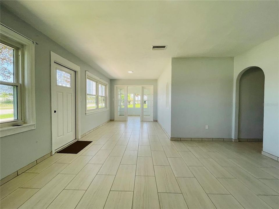 Activo con contrato: $329,000 (4 camas, 2 baños, 2152 Pies cuadrados)