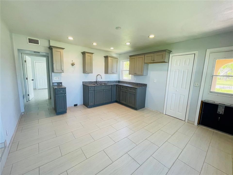 Activo con contrato: $329,000 (4 camas, 2 baños, 2152 Pies cuadrados)