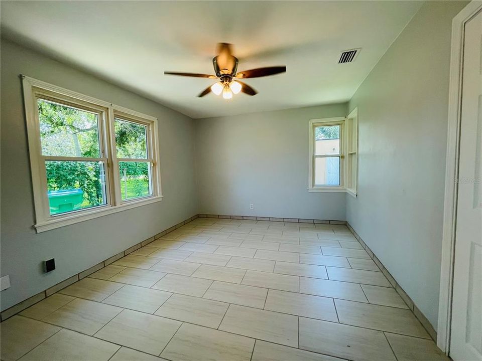 Activo con contrato: $329,000 (4 camas, 2 baños, 2152 Pies cuadrados)