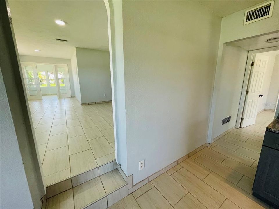 Activo con contrato: $329,000 (4 camas, 2 baños, 2152 Pies cuadrados)