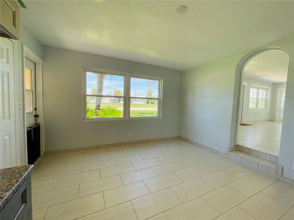 Activo con contrato: $329,000 (4 camas, 2 baños, 2152 Pies cuadrados)