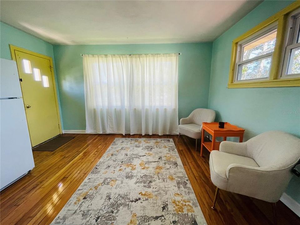 Activo con contrato: $329,000 (4 camas, 2 baños, 2152 Pies cuadrados)