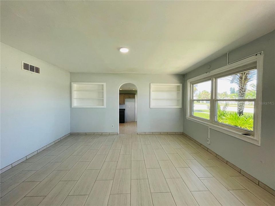 Activo con contrato: $329,000 (4 camas, 2 baños, 2152 Pies cuadrados)