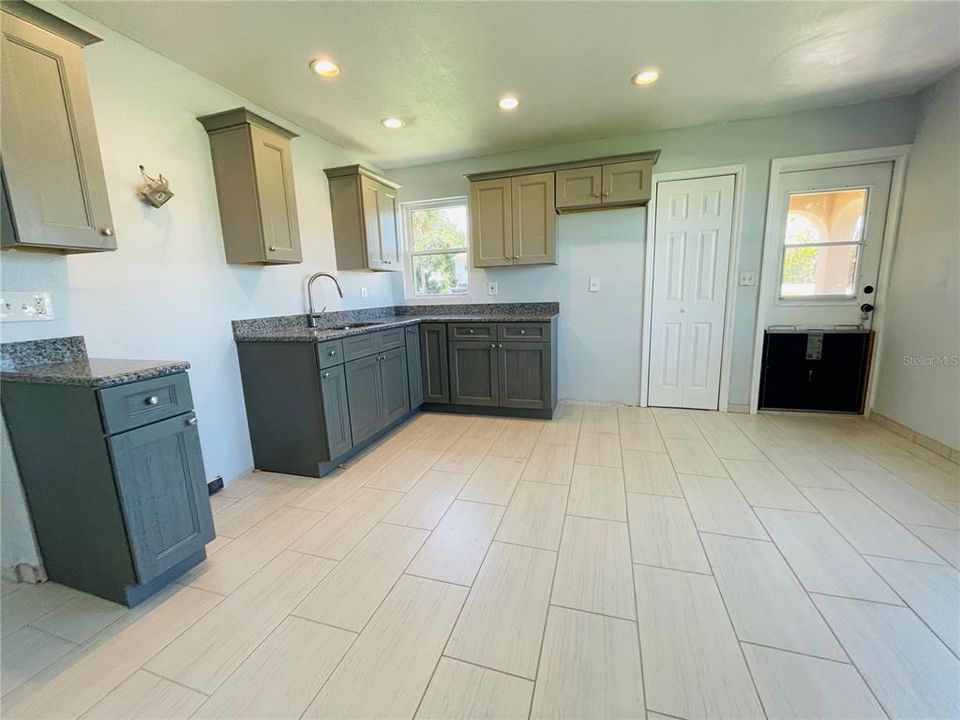 Activo con contrato: $329,000 (4 camas, 2 baños, 2152 Pies cuadrados)