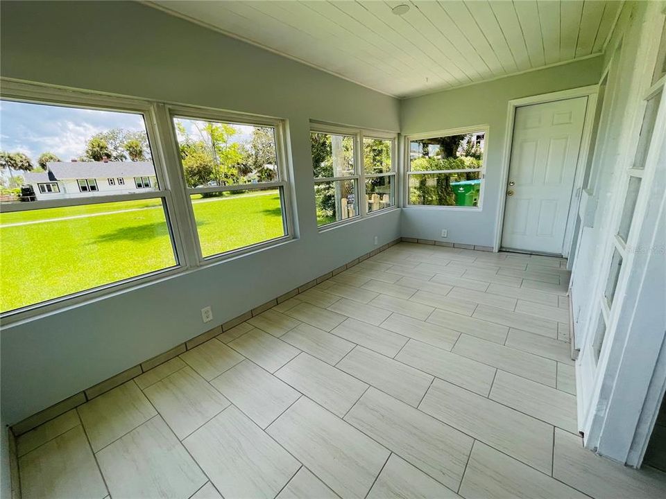 Activo con contrato: $329,000 (4 camas, 2 baños, 2152 Pies cuadrados)