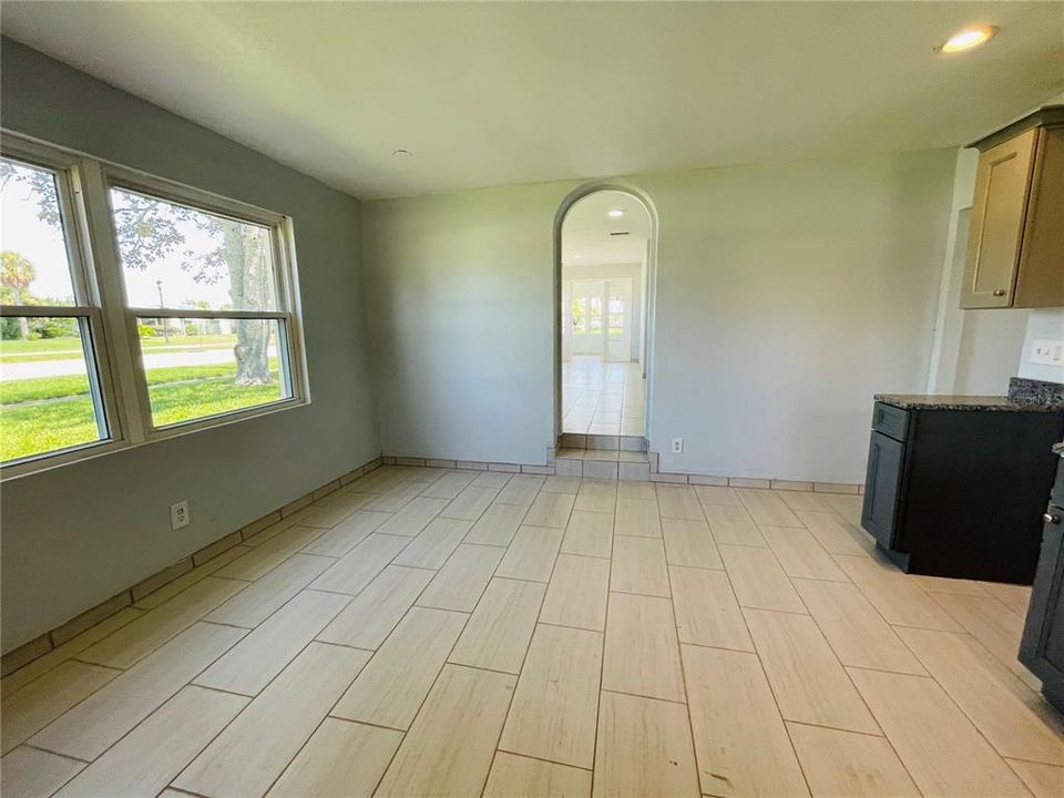 Activo con contrato: $329,000 (4 camas, 2 baños, 2152 Pies cuadrados)