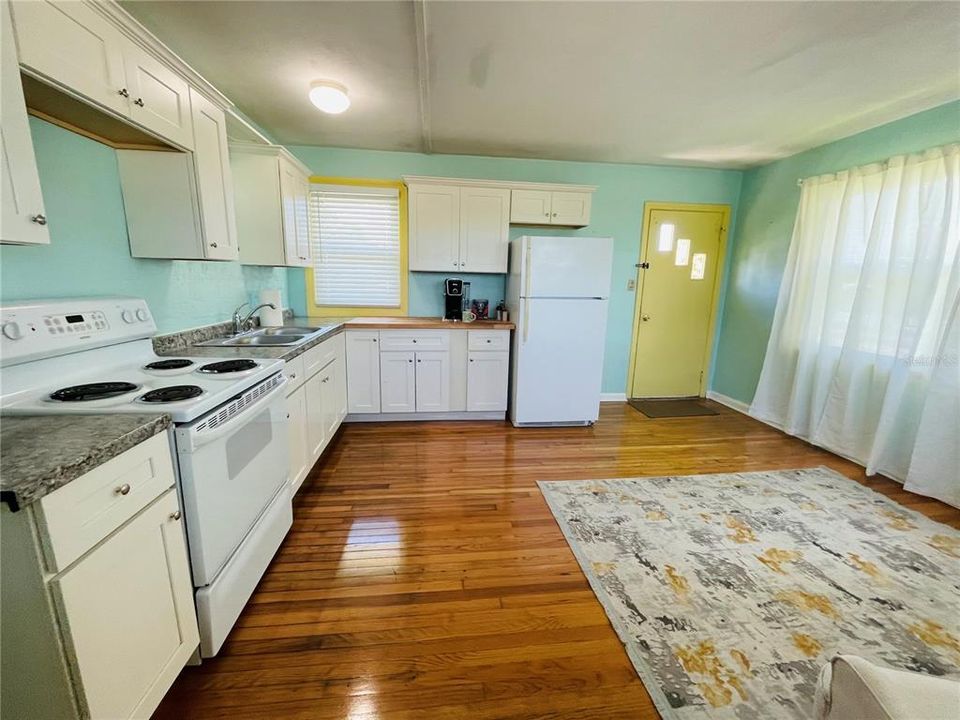 Activo con contrato: $329,000 (4 camas, 2 baños, 2152 Pies cuadrados)