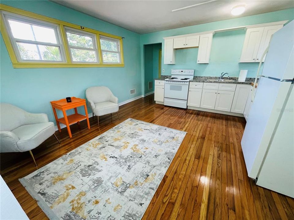 Activo con contrato: $329,000 (4 camas, 2 baños, 2152 Pies cuadrados)